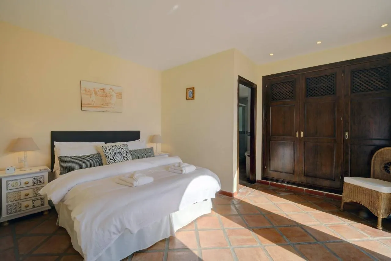 Private 10 Bedroom Nr Marbella, Villa Candela Benahavis Guest house