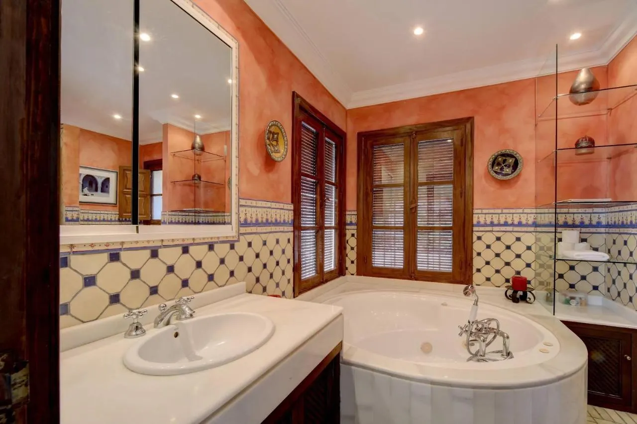 Private 10 Bedroom Nr Marbella, Villa Candela Benahavis Guest house