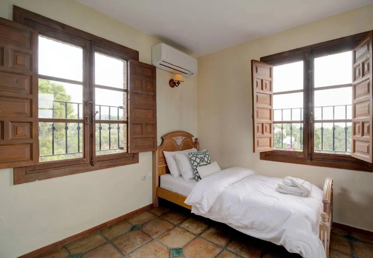 Private 10 Bedroom Nr Marbella, Villa Candela Benahavis Guest house