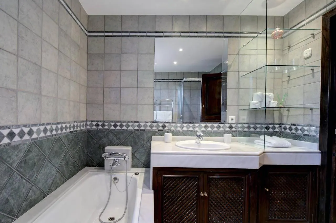 Private 10 Bedroom Nr Marbella, Villa Candela Benahavis Guest house