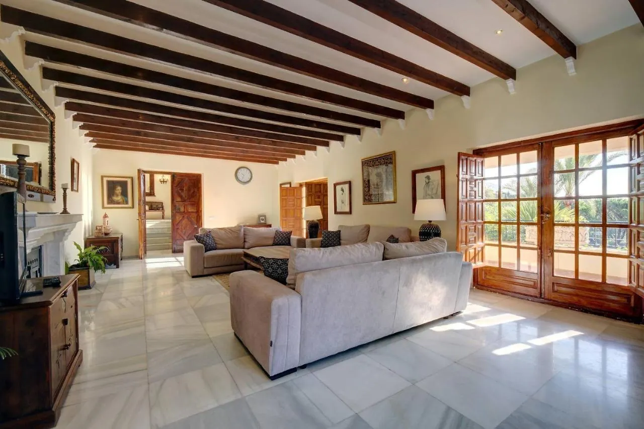 Private 10 Bedroom Nr Marbella, Villa Candela Benahavis Guest house